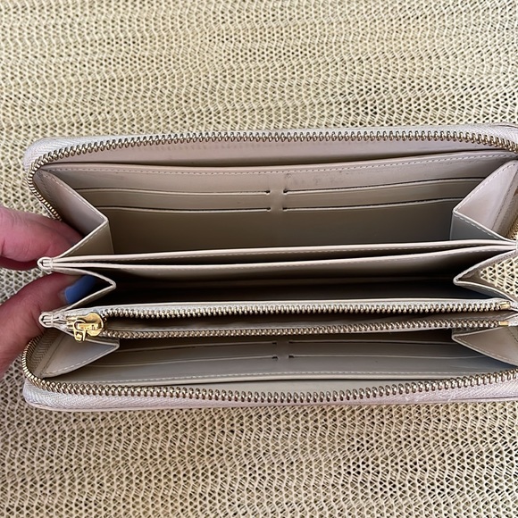 LOUIS VUITTON VERNIS Yellow Zippy Wallet - Picture 5 of 10